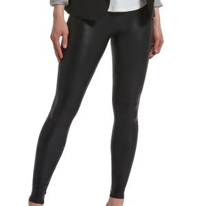 Hue black leggings. Size small. A6